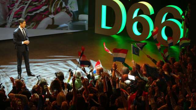 Neue Hochrechnung: Wilders und Linksliberale gleichauf