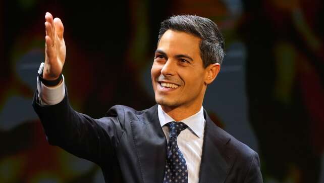 Hochrechnung: Wilders und Linksliberale weiter gleichauf