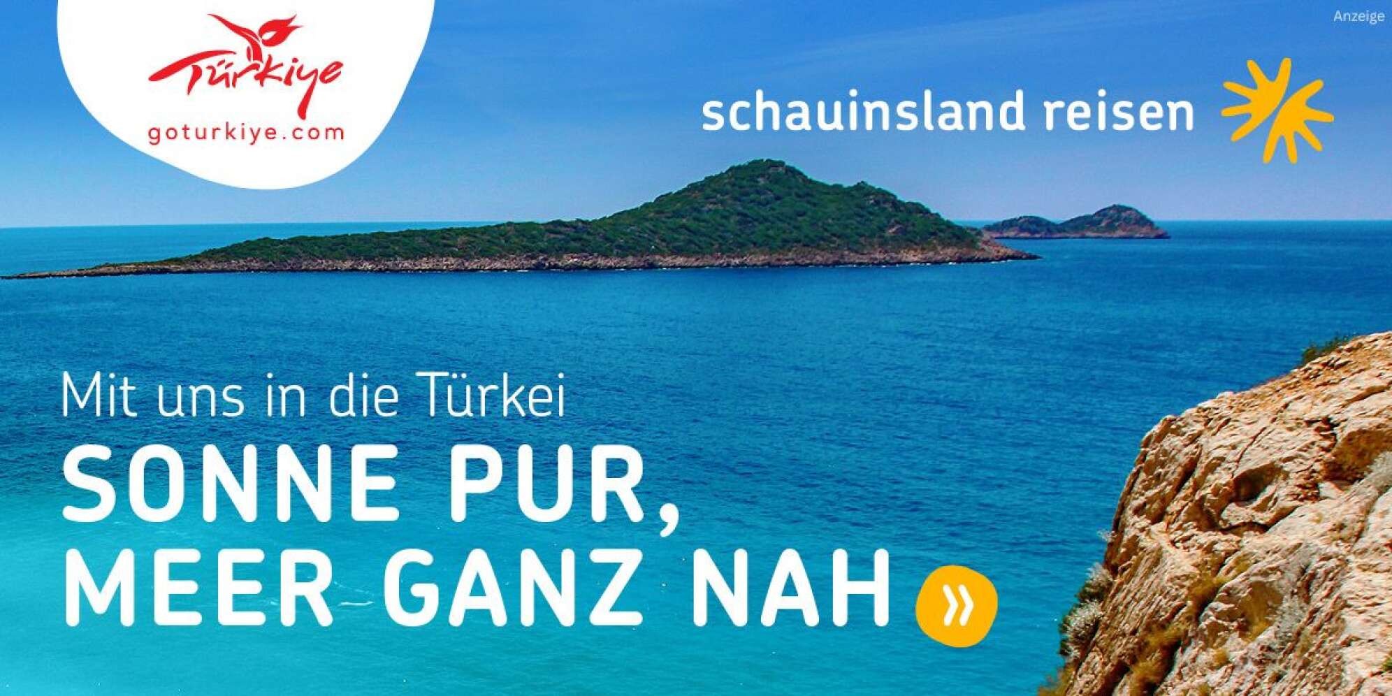 Werbeanzeige von schauinsland-reisen, zu sehen ist ein Foto von einem Strand mit Meer in der Türkei, darauf der Text: "Mit uns in die Türkei - Sonne pur, Meer ganz nah"