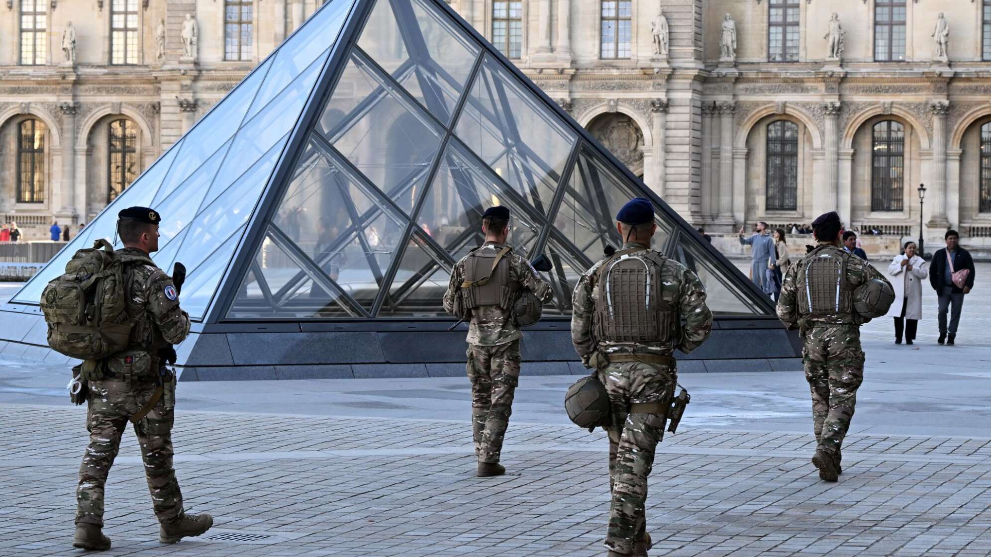 Nach Raubüberfall auf Louvre in Paris