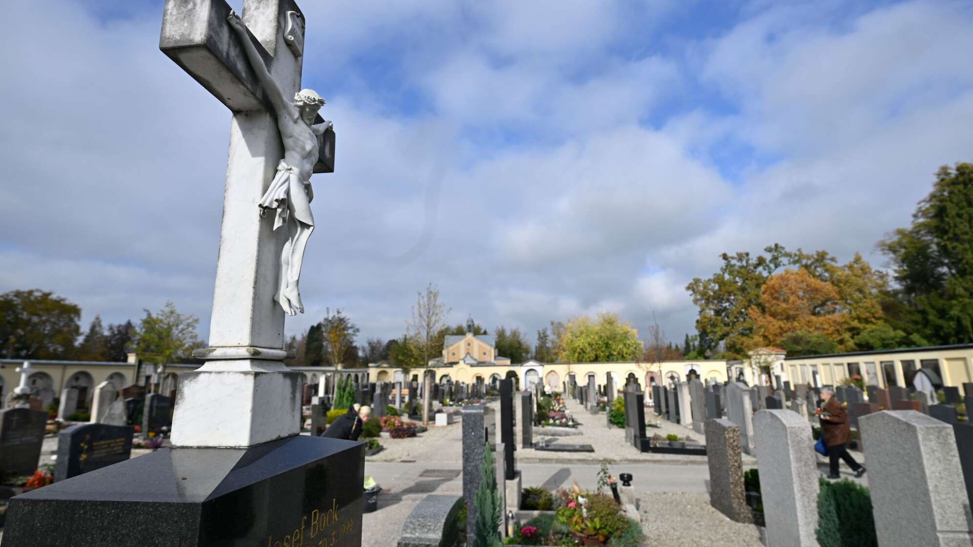 Friedhofsvorbereitungen vor Allerheiligen