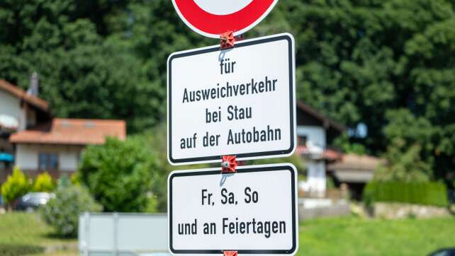 Bisher nur wenige Schleichweg-Verbote bei Stau in Bayern