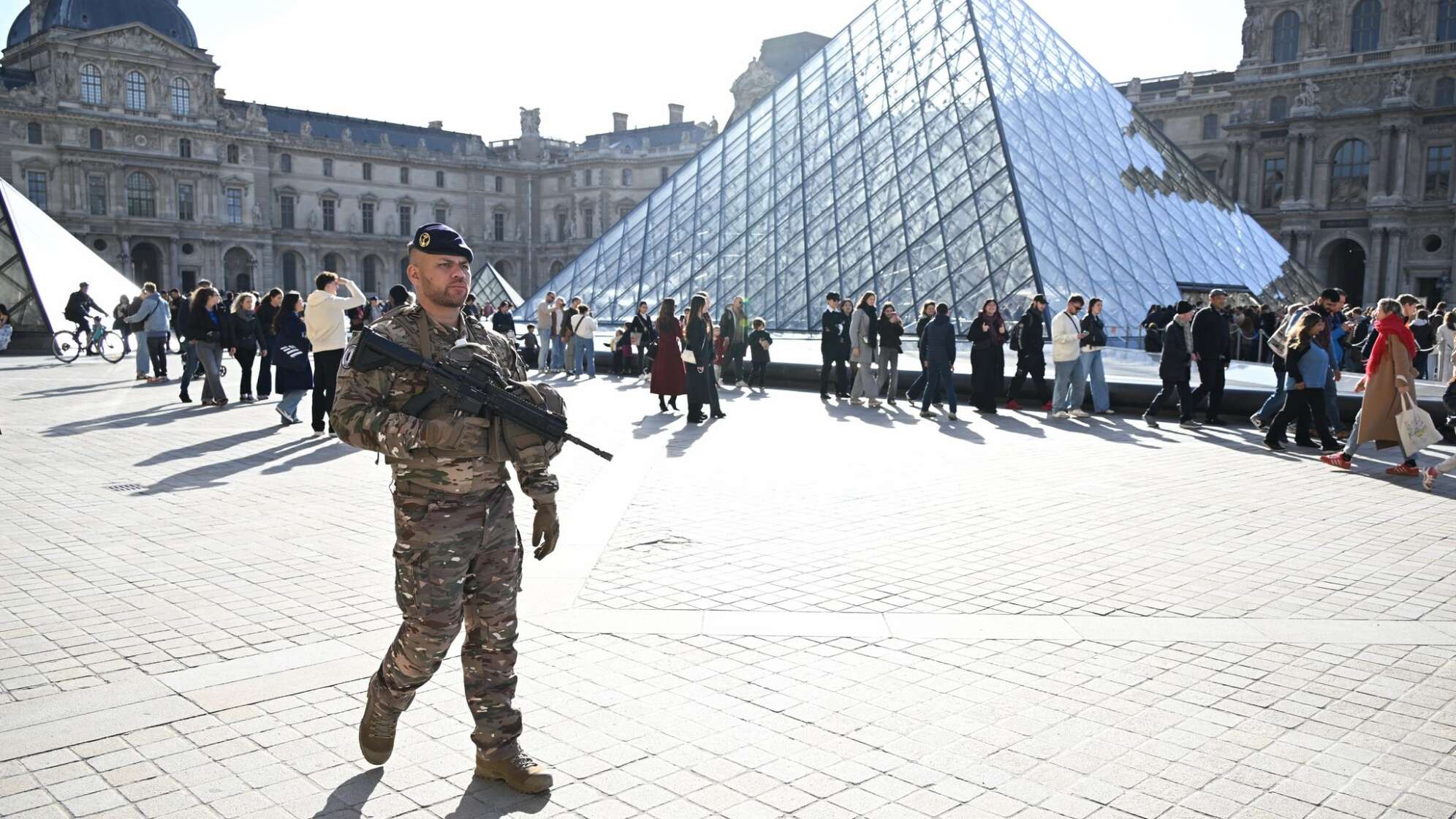 Nach Raubüberfall auf Louvre in Paris