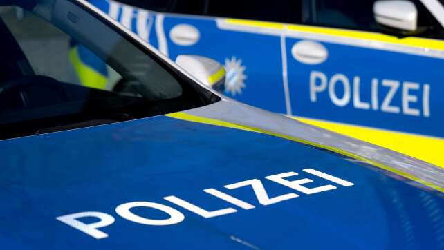Zwei Männer vor Diskothek mit Messer schwer verletzt