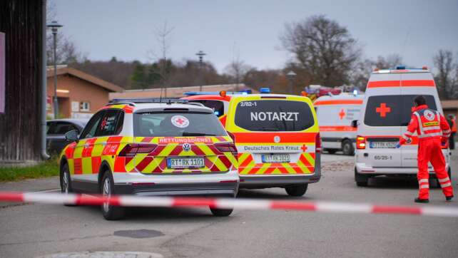 Auto fährt in einen Fußgänger - vier Verletzte