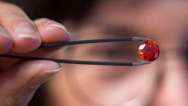 Über den Tod hinaus: Wenn aus Asche ein Gedenkdiamant wird