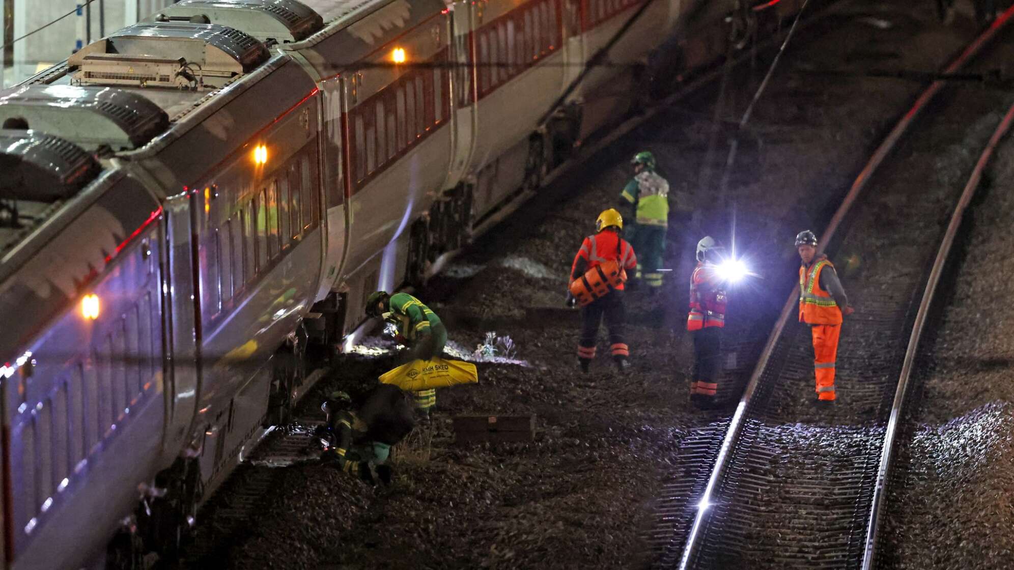 Mehrere Menschen im Zug in England niedergestochen