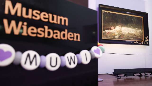 «Ein Geschenk»: Ansturm von Swift-Fans in Wiesbadener Museum