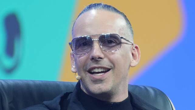 Heiratsantrag vor Privatjet - Rapper RAF Camora ist verlobt