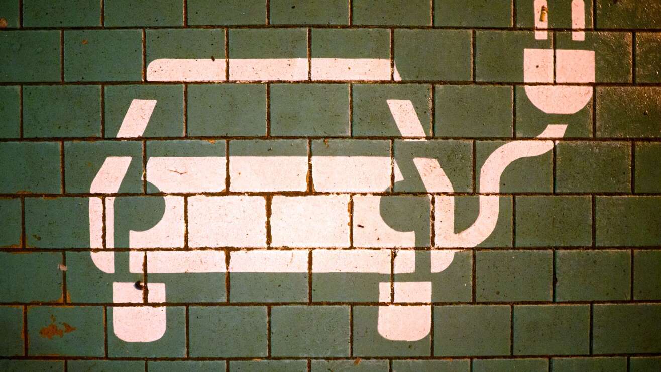 Ingolstadt und Regensburg bei Ladesäulen vorne