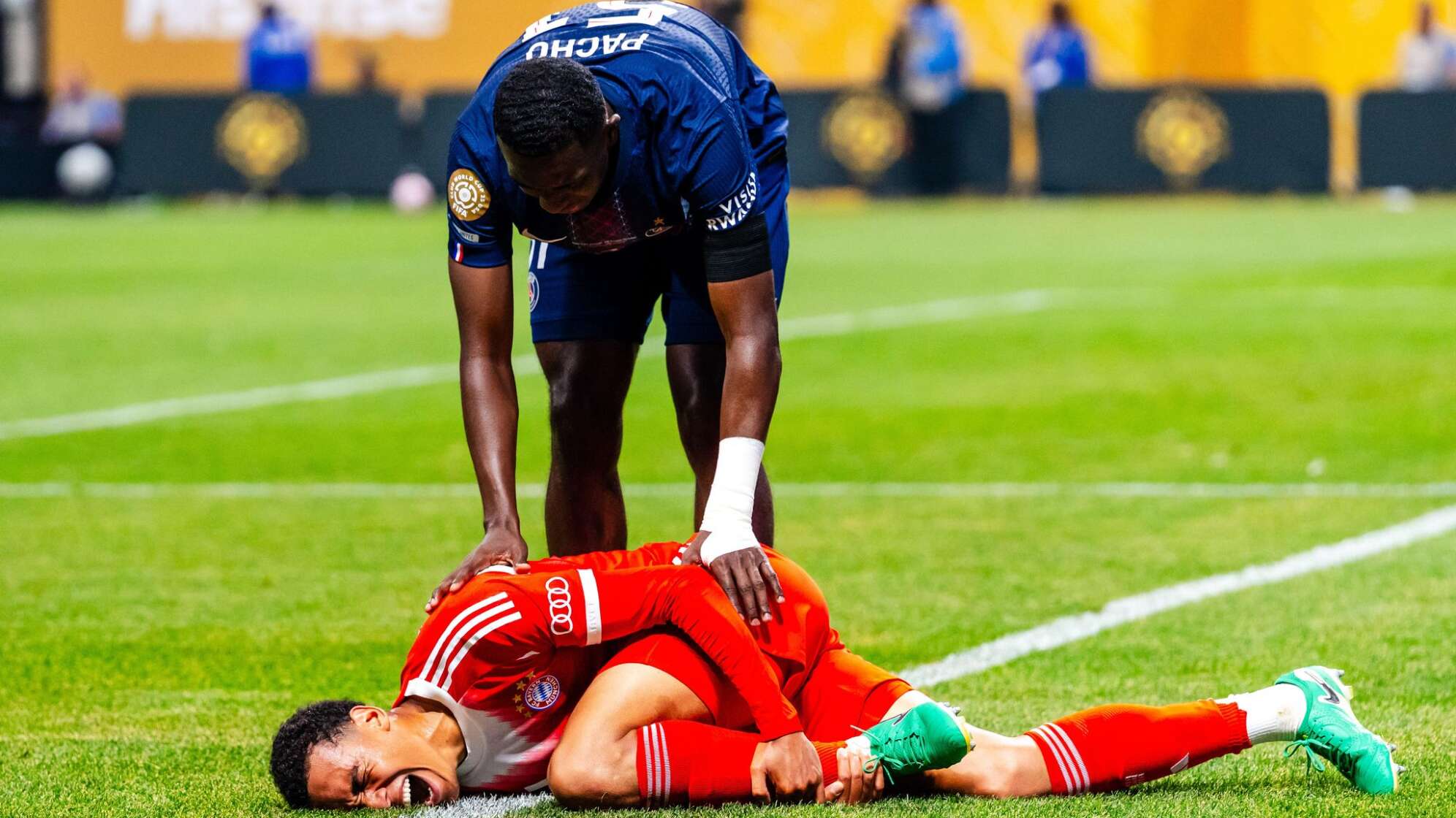 Jamal Musiala (am Boden)