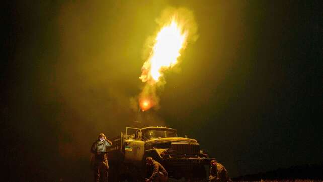 Brände, Verletzte und eine Tote nach russischen Angriffen