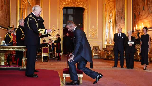 König ehrt Beckham im Schloss: Erhebt Euch, Sir David!