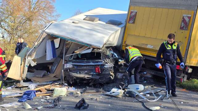 Autofahrer flieht vor Polizei und kollidiert mit Lastwagen