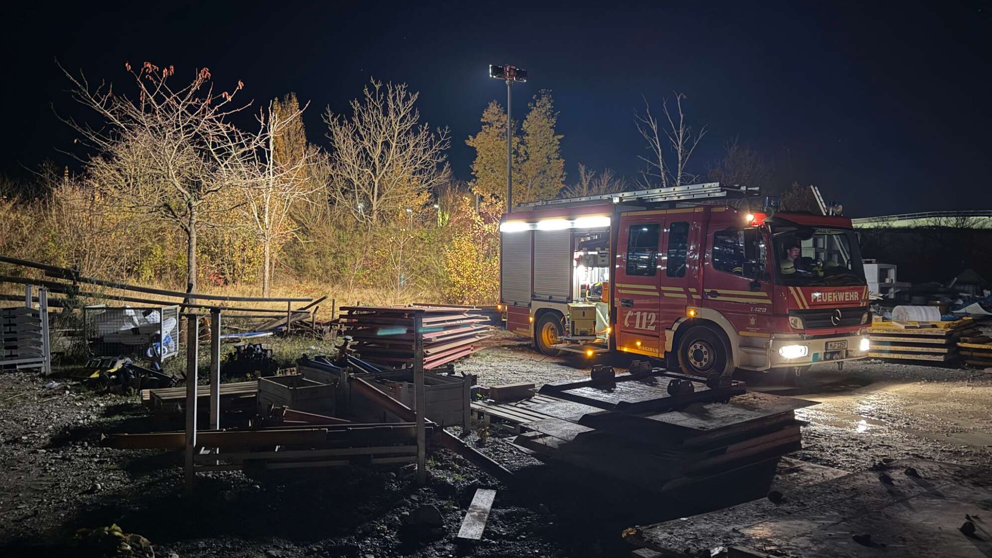Tote Frau in Obdachlosenlager – Verdächtige festgenommen
