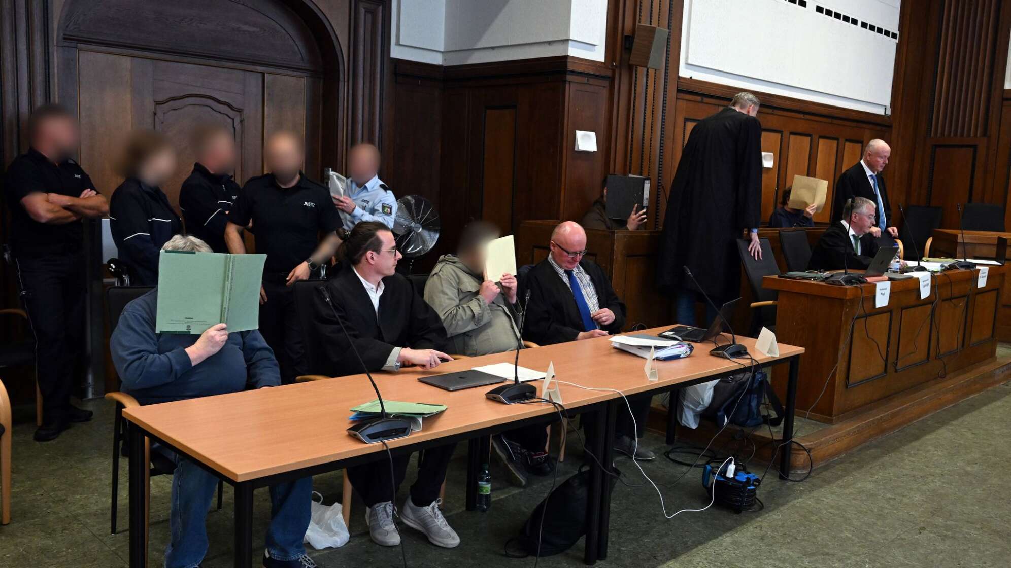 Kinderpornografie-Plattform: Prozess gegen fünf Angeklagte