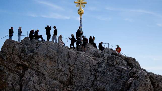 Zu viele Aufkleber - Zugspitz-Gipfelkreuz braucht neues Gold