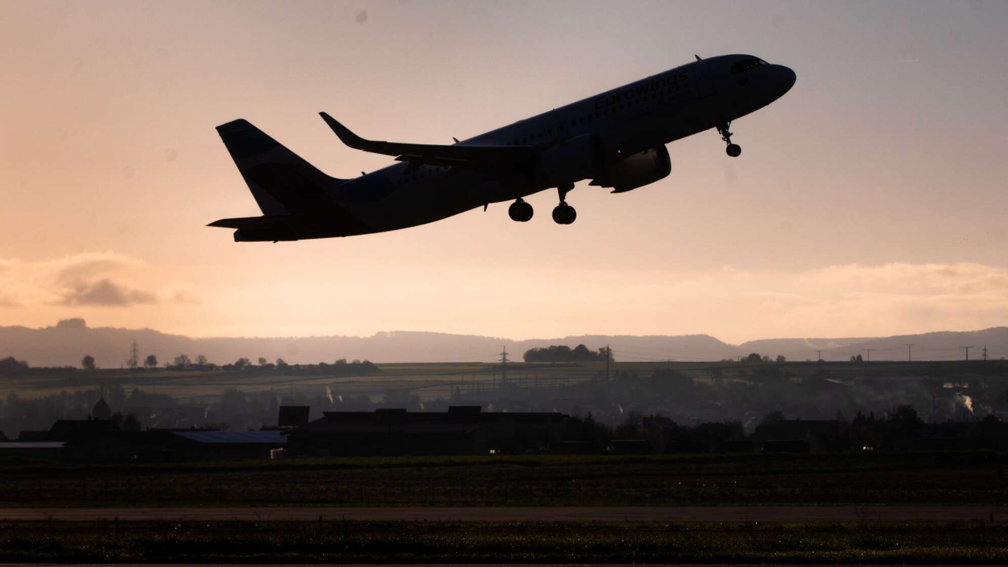 Ein Flugzeug startet