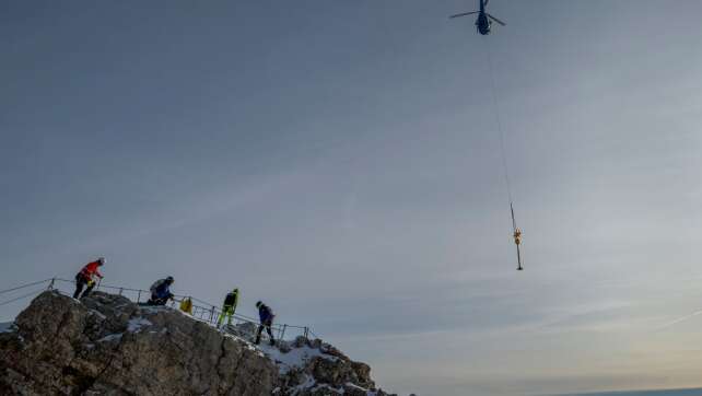 Zugspitz-Kreuz im Tal – Hunderte Sticker müssen runter