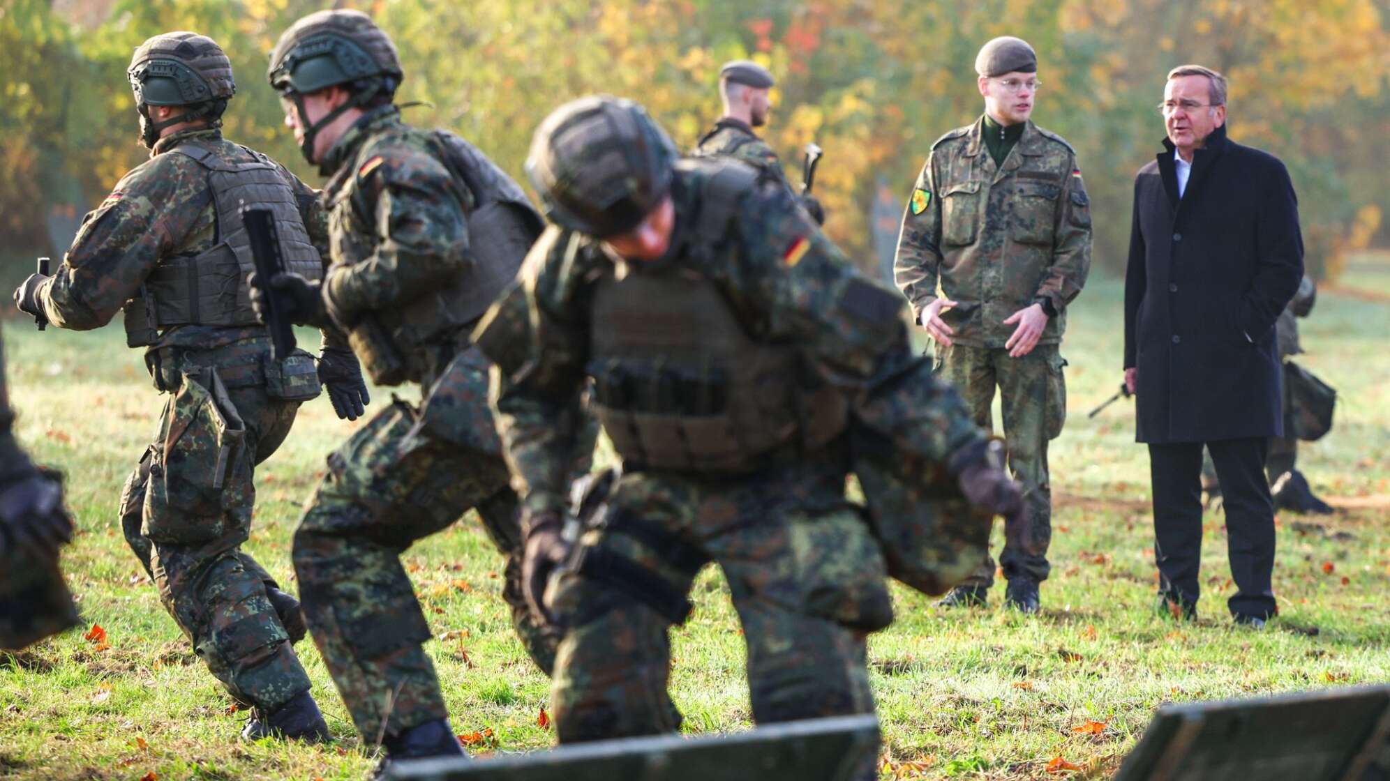 Verteidigungsminister besucht Heimatschutzregiment 2