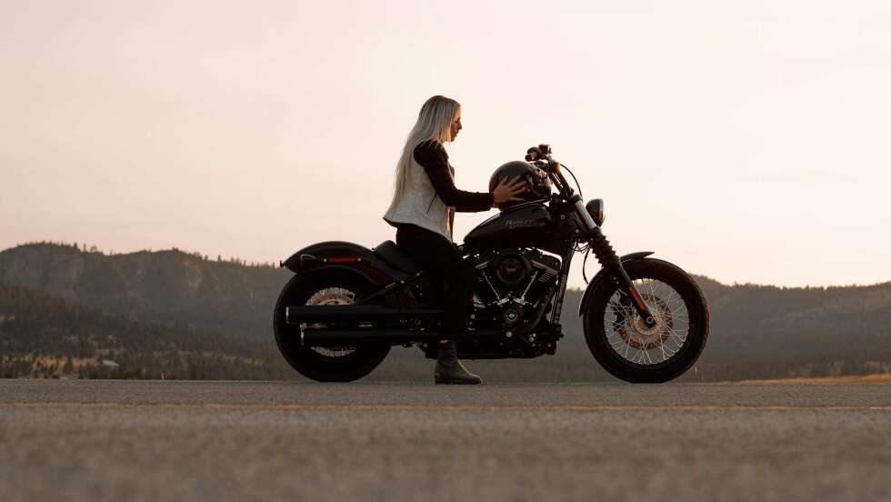 Frau auf Motorrad