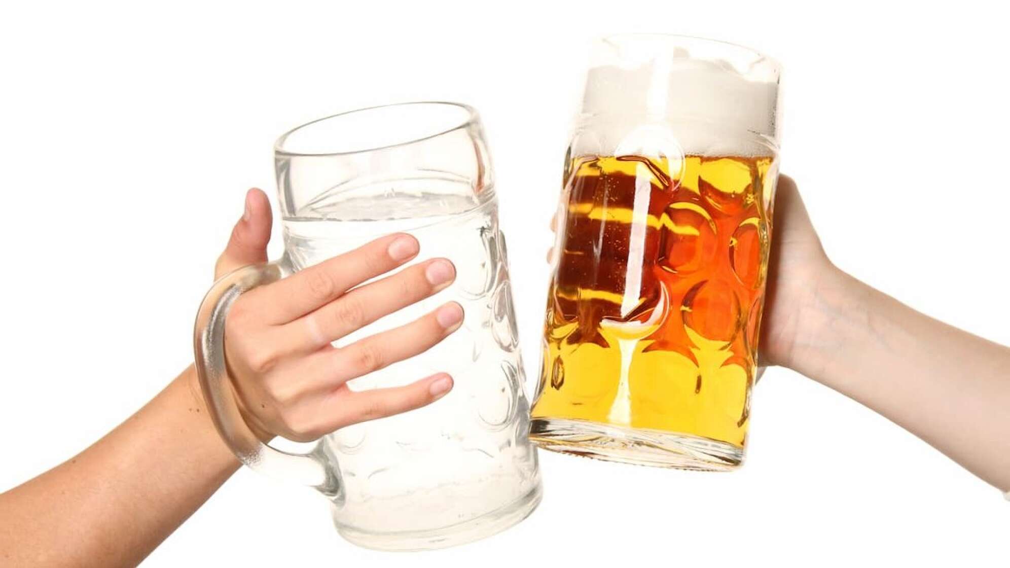 Zwei große Bierkrüge stoßen an: einer mit Wasser einer mit Bier gefüllt