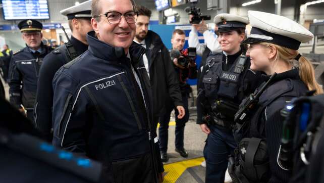 Polizeiaktion an Bahnhöfen - Dobrindt lobt Videoüberwachung