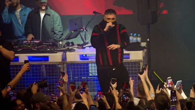 «Bin clean»: Rapper Haftbefehl gibt erstes Konzert seit Doku