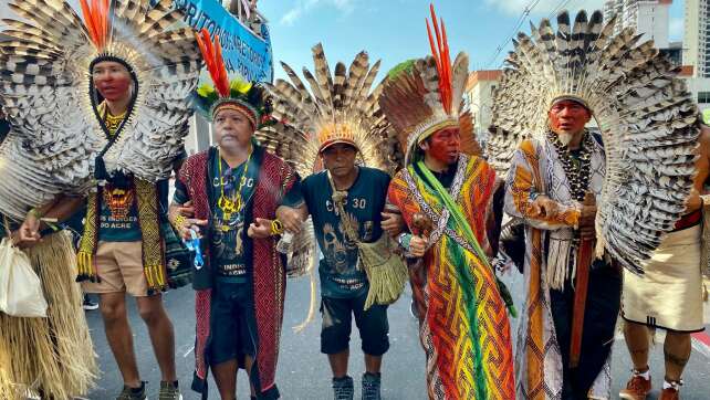 Klimagipfel in Brasilien: Tausende gehen auf die Straße
