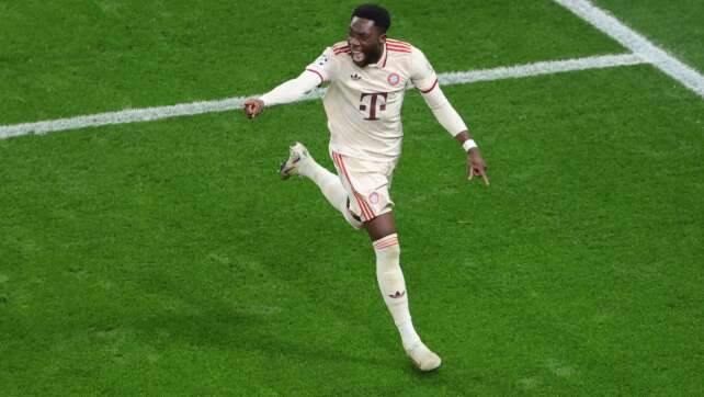 Bayern-Profi Davies wieder im Teamtraining