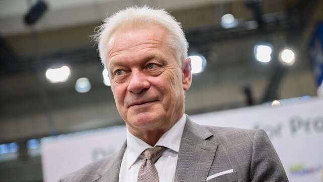 Flieger mit Minister Rainer dreht um - «technischer Defekt»