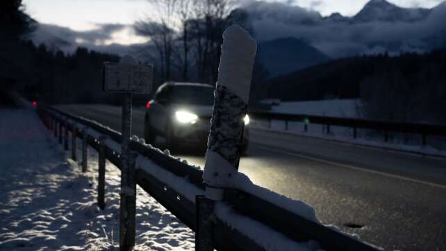 Frost und Schnee sorgen für glatte Straßen in Bayern