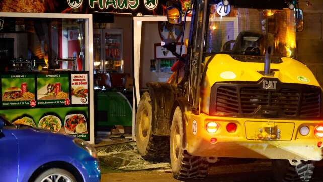 Einbrecher fährt mit geklautem Radlader in Juweliergeschäft