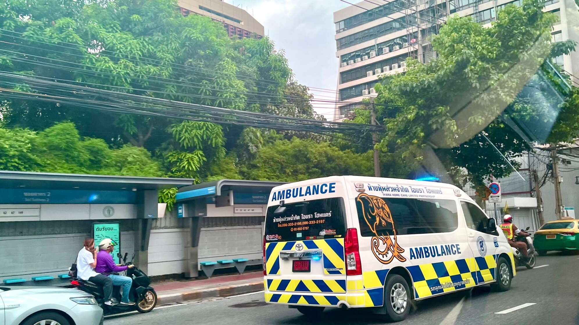 Zwei neugeborene Babys in Bangkok zurückgelassen gefunden
