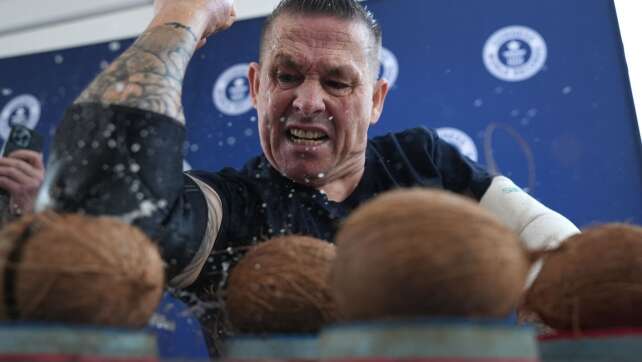 Kokosnüsse zerschlagen und Eier mit Essstäbchen fangen