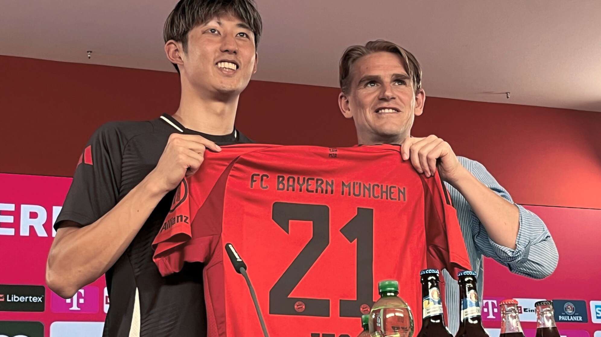 Hiroki Ito (l) und Sportdirektor Christoph Freund