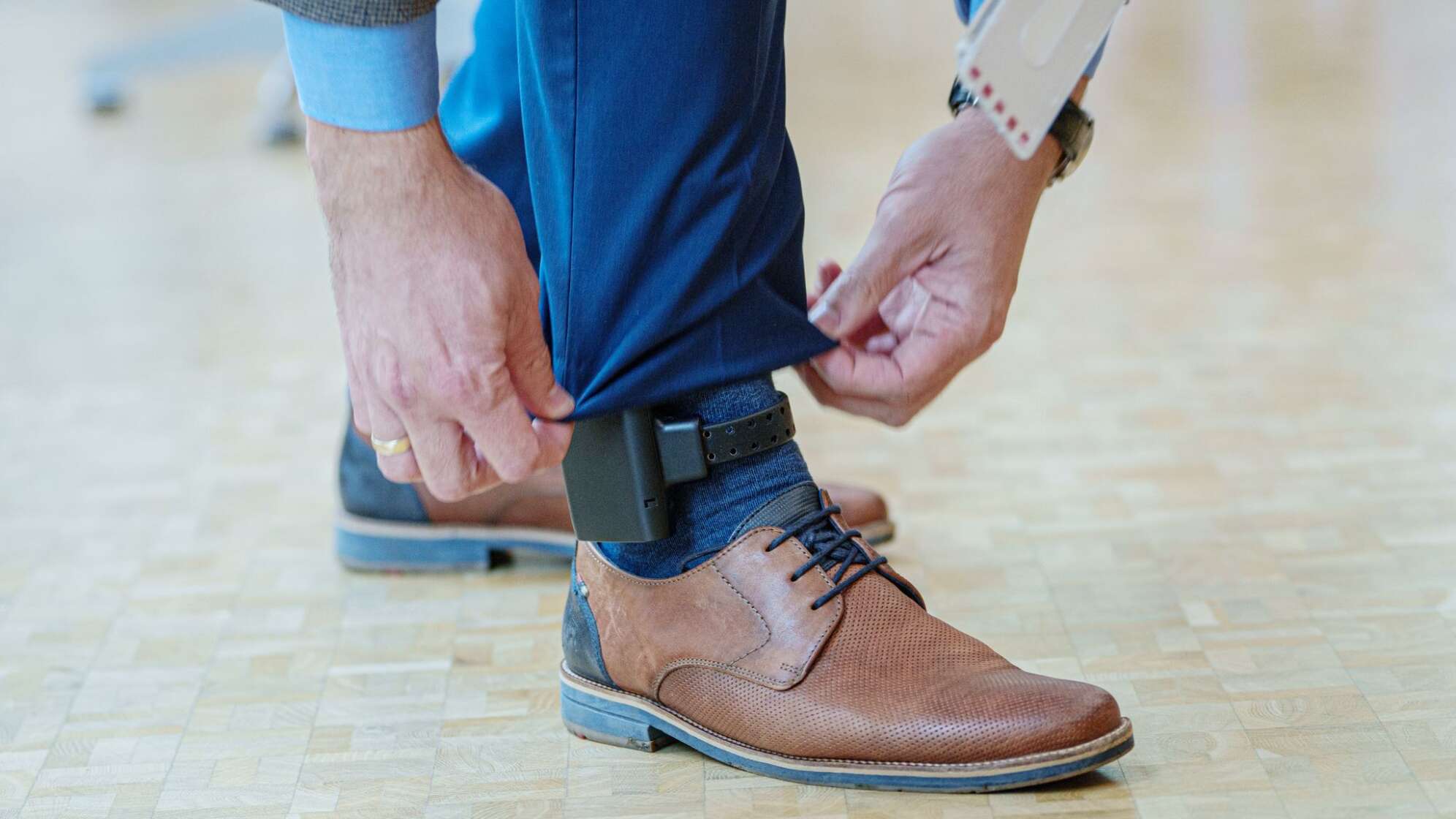 Fußfessel soll Opfer vor häuslicher Gewalt schützen