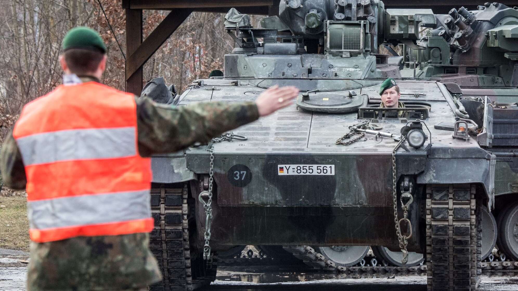 Bundeswehr verlädt Panzer für den Transport nach Litauen