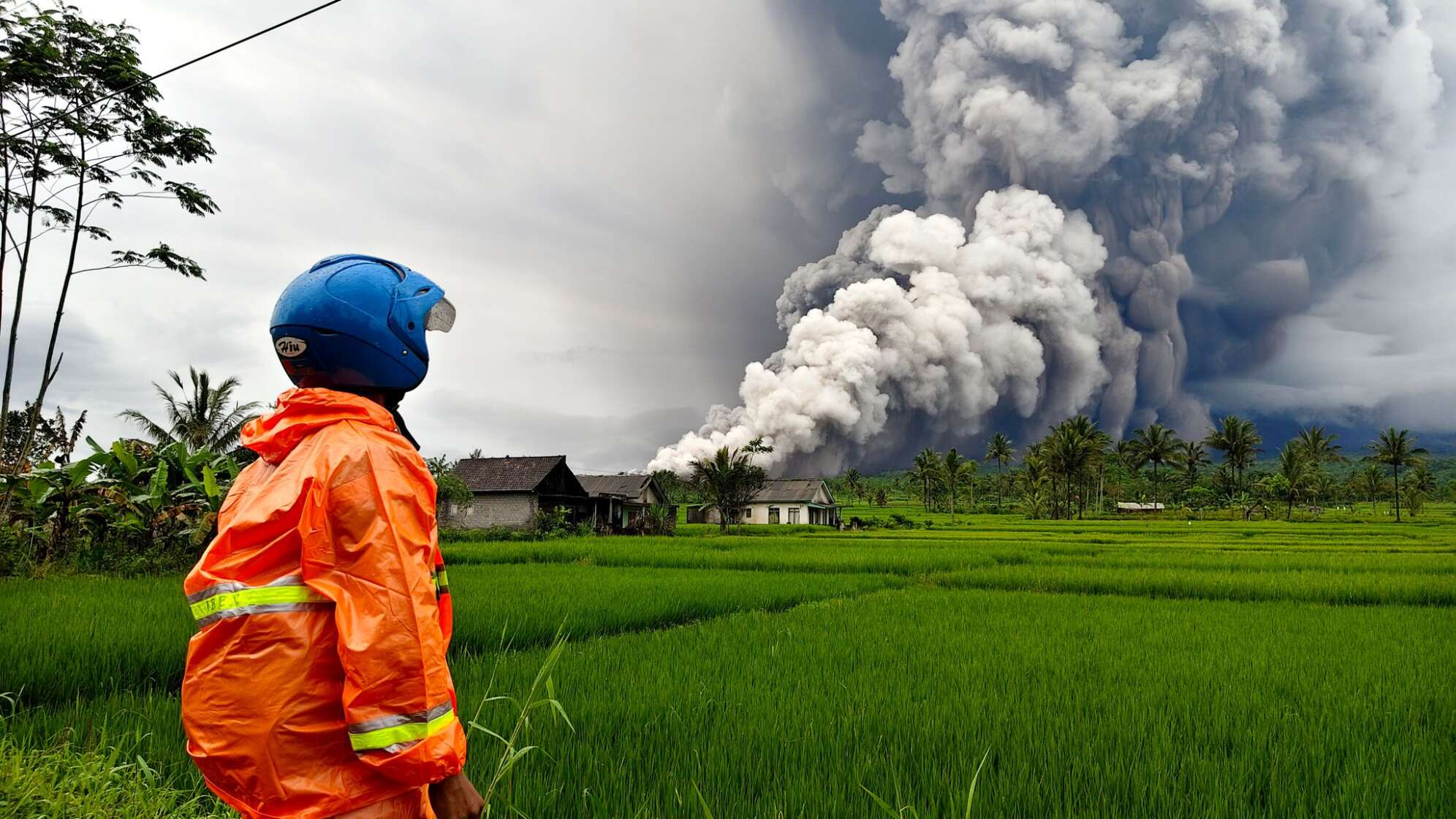 Vulkan Semeru in Indonesien spuckt Aschesäule