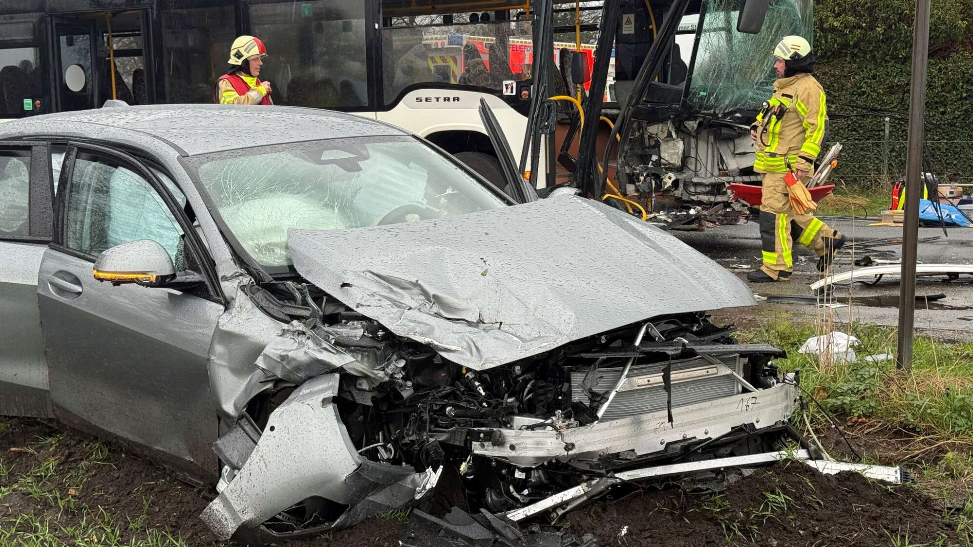 Bus prallt mit Auto zusammen - viele Kinder betroffen