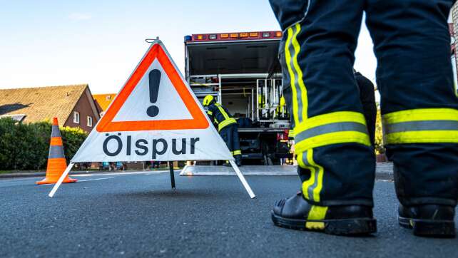 Rettungswagen stößt mit Tanklaster zusammen