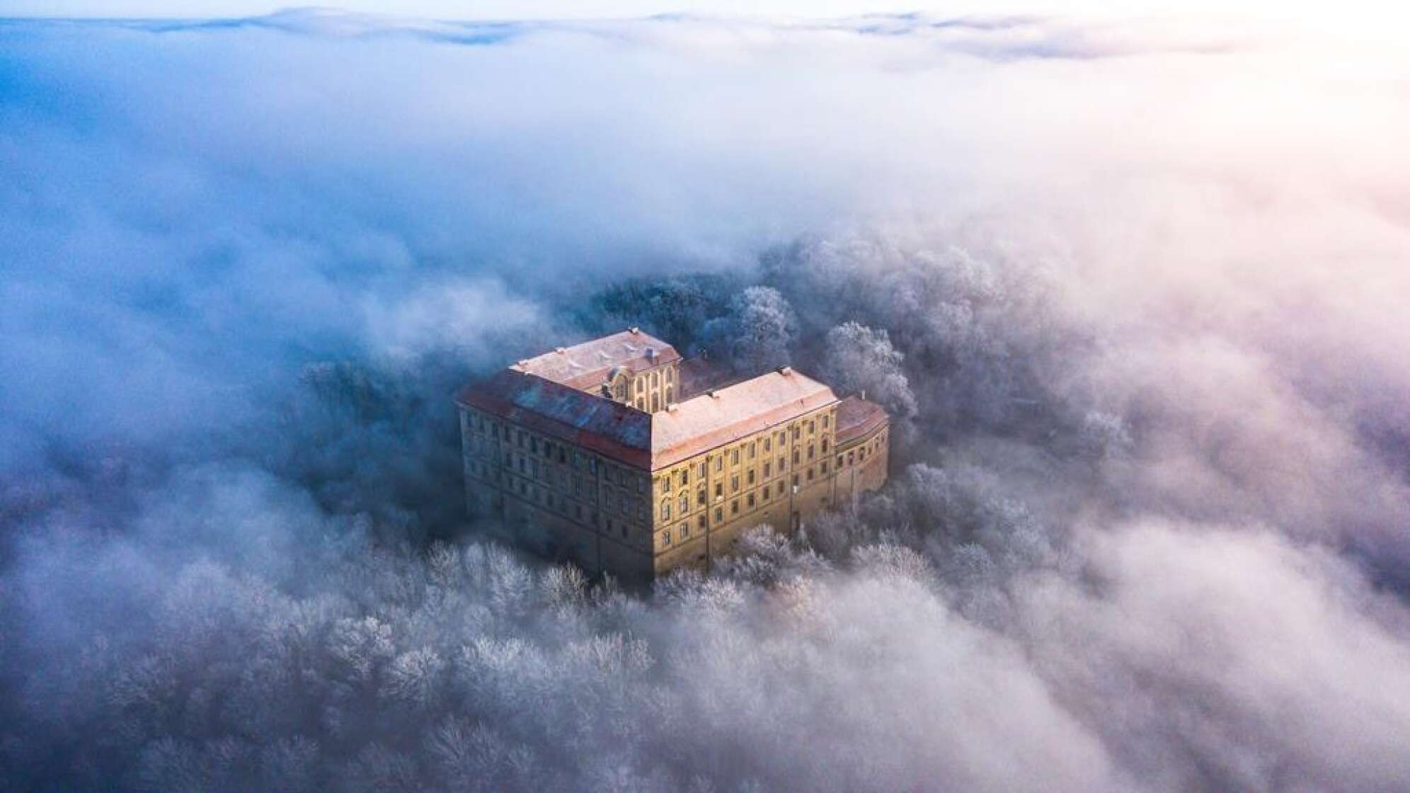 Schloss Schillingsfürst bei eisigen Temperaturen in Nebel gehüllt