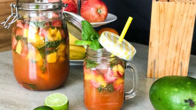 Jetzt Rezept downloaden: Erfrischende Mango-Erdbeer-Bowle mit Basilikum