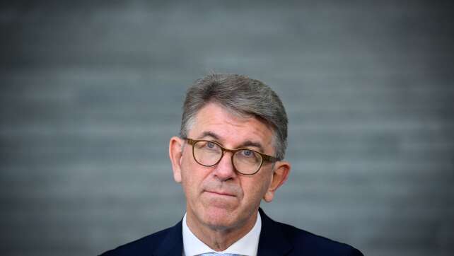 Nur noch Staatsminister – Weimer legt Firmenanteile auf Eis