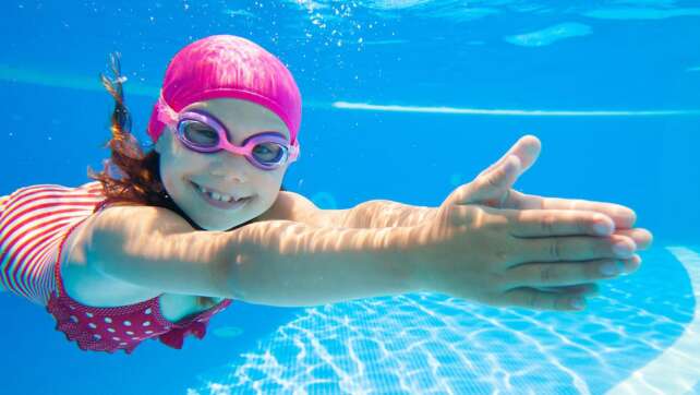 Gefährliche Badeanzug Farbe für Kinder: Vor dieser raten Experten ab