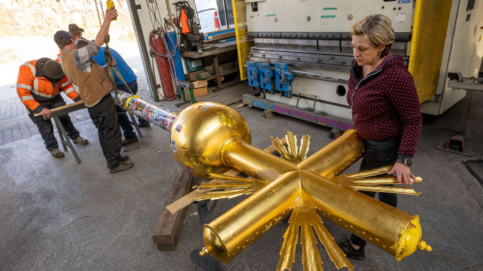 Zugspitz-Gipfelkreuz wird ins Tal geflogen und restauriert