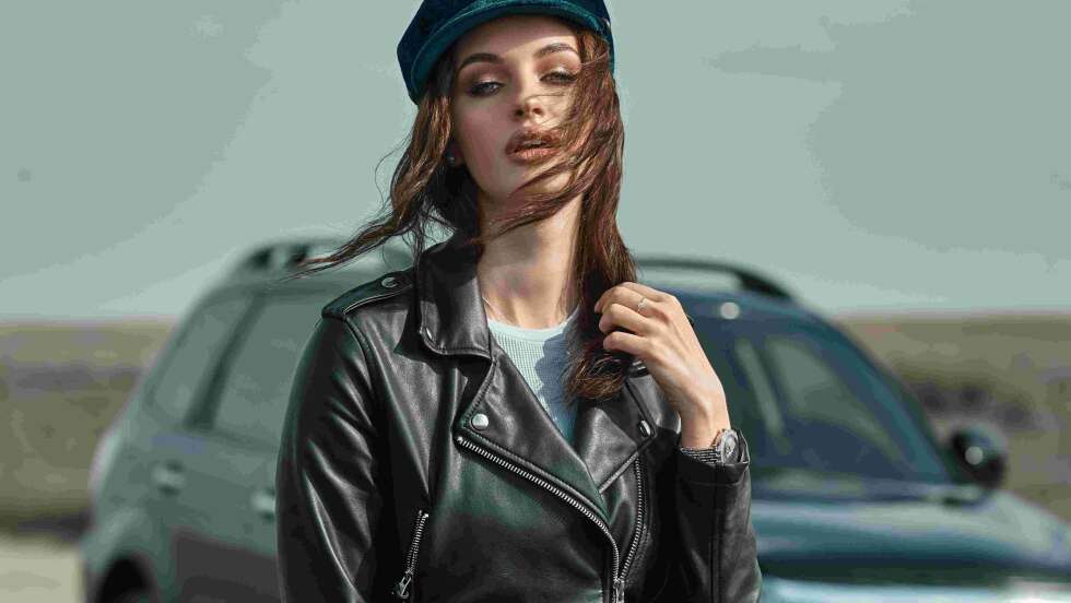 Frau mit Lederjacke