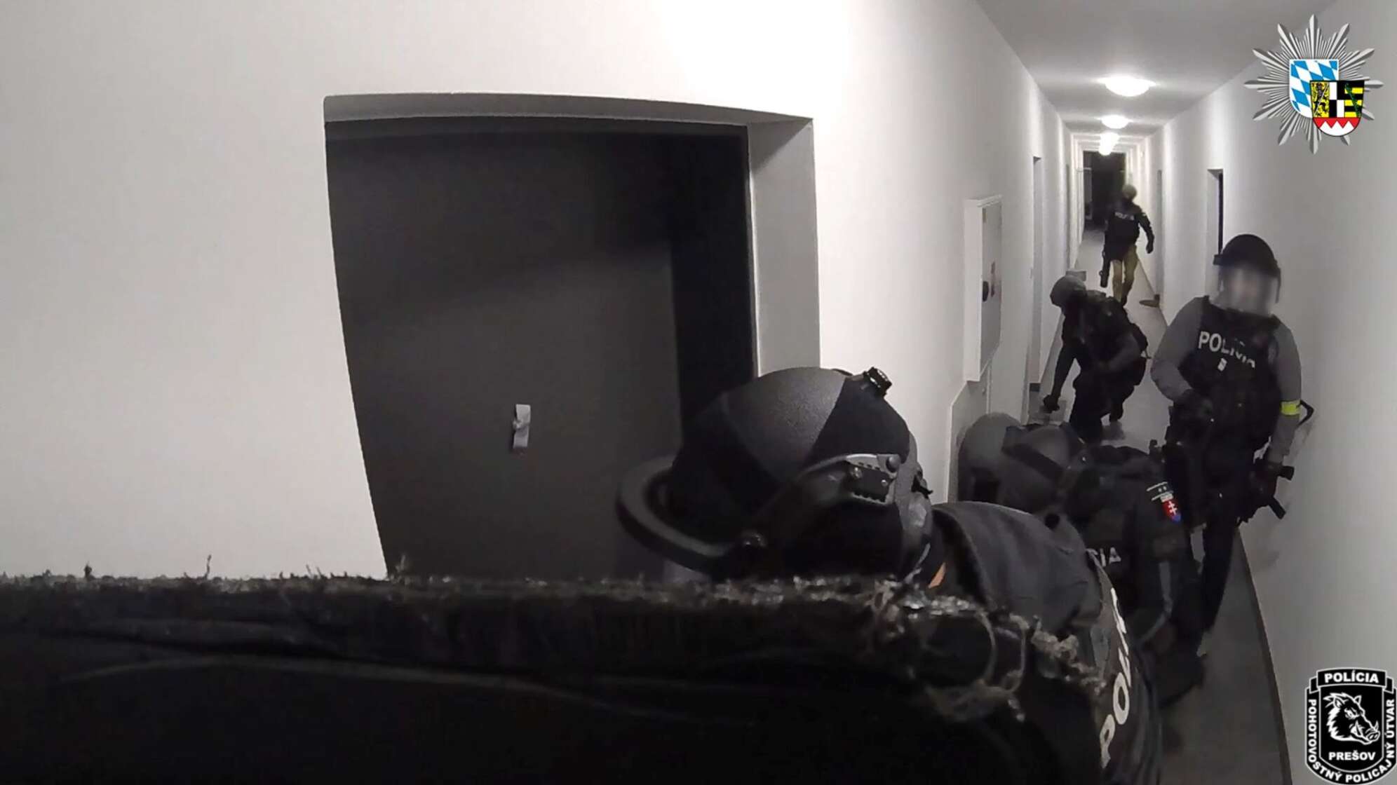 Polizisten heben mutmaßliche Telefonbetrüger-Zelle aus