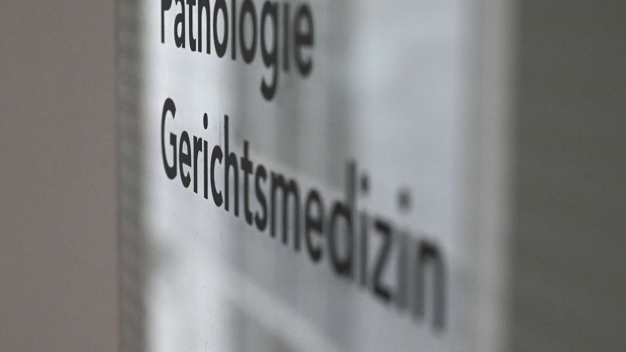 Schild Gerichtsmedizin/Pathologie