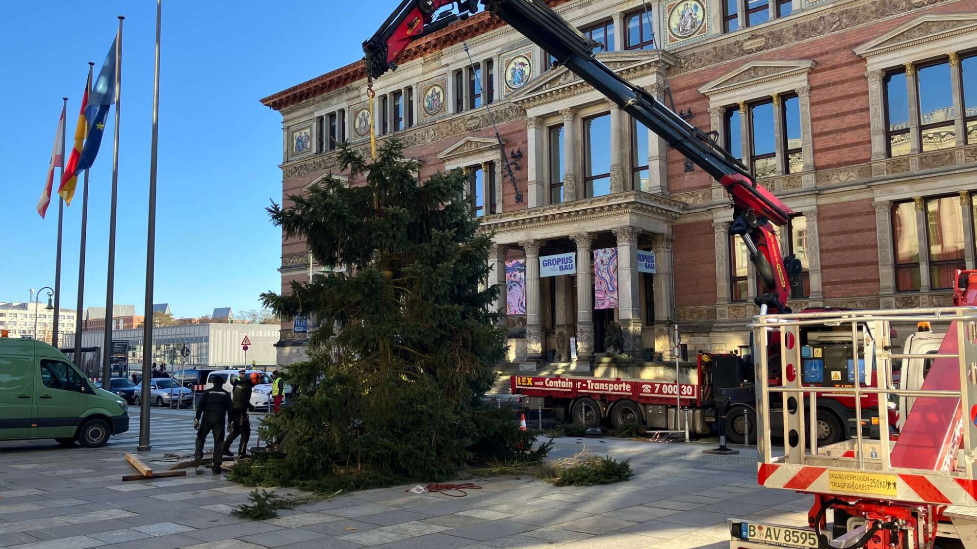Weihnachtsbaum vor dem Abgeordnetenhaus aufgestellt